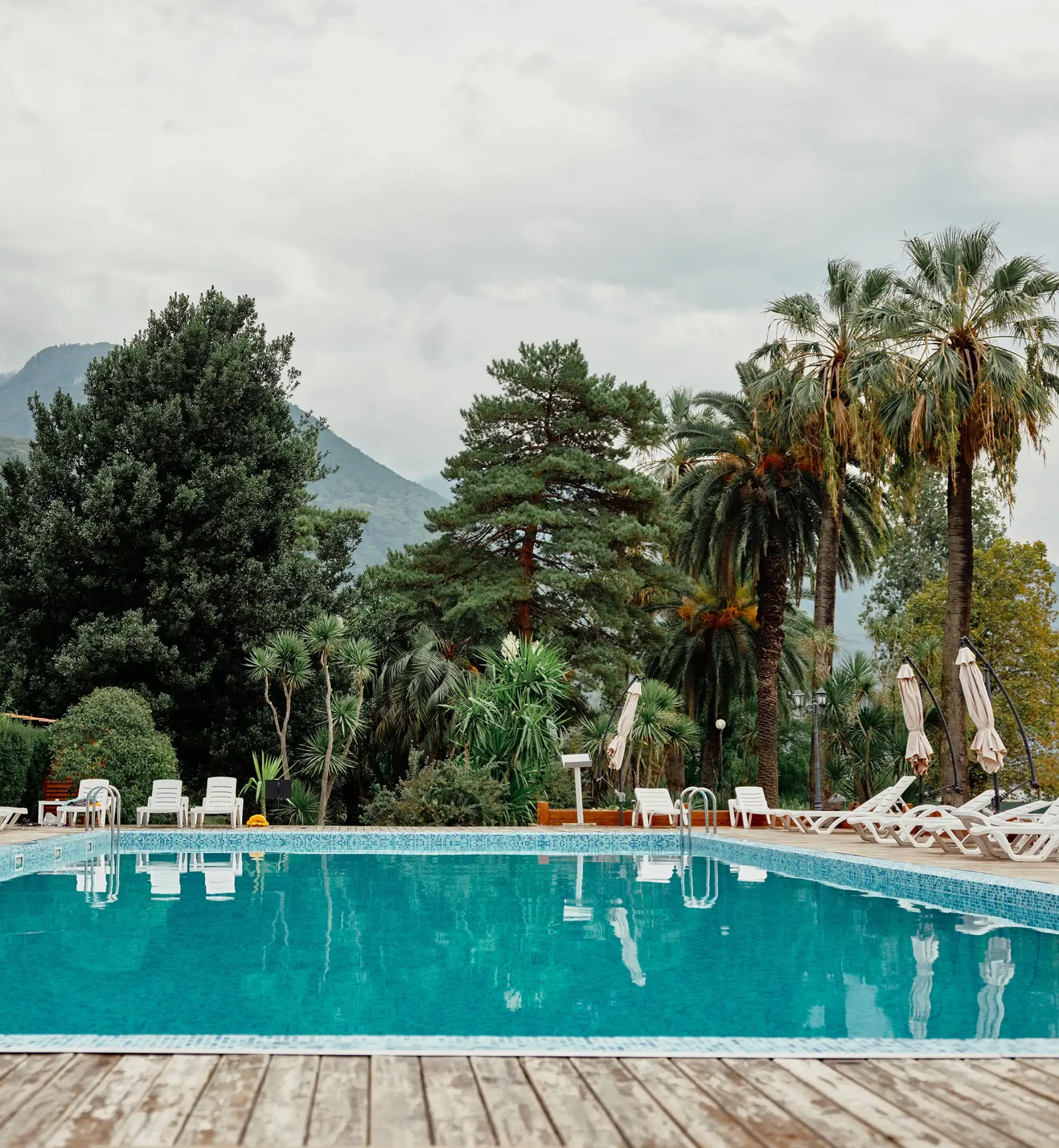 Ruhige Poolterrasse mit Palmen im Abendlicht
