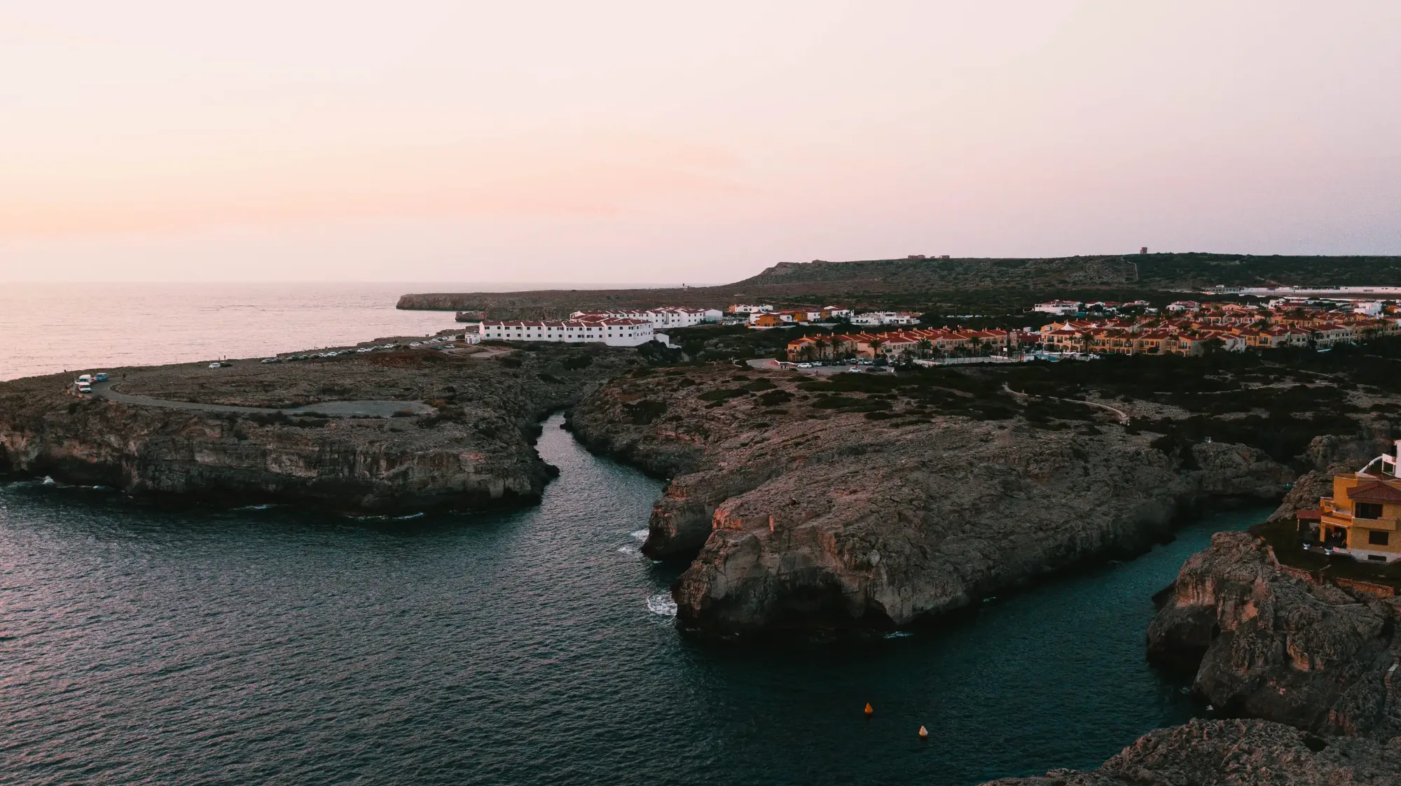 Klippen auf Menorca bei Sonnenuntergang