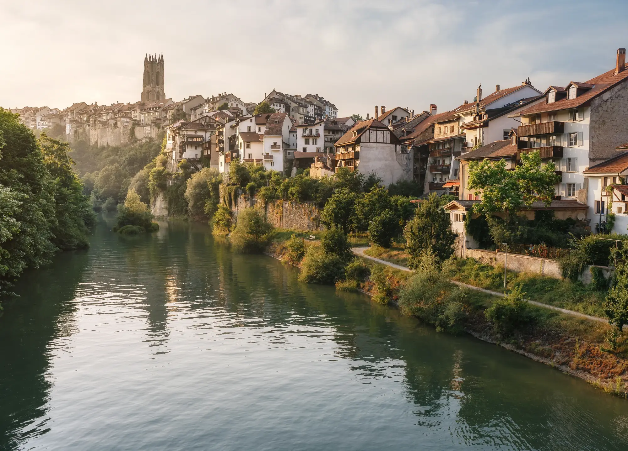 Blick auf die historische Architektur und die Saane in Freiburg – Schweiz